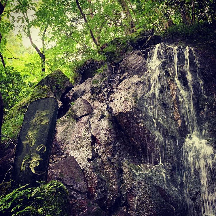 花園神社の滝✨page-visual 花園神社の滝✨ビジュアル